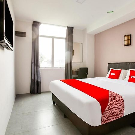 Oyo 89631 988 Hotel Johor Bahru Exteriör bild